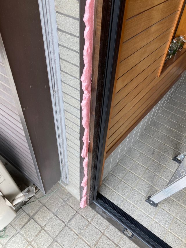 東海市玄関リフォームの現場です。東海市玄関リフォームの現場です。古い枠と新しい枠をの間吹抜け断熱材を使用。